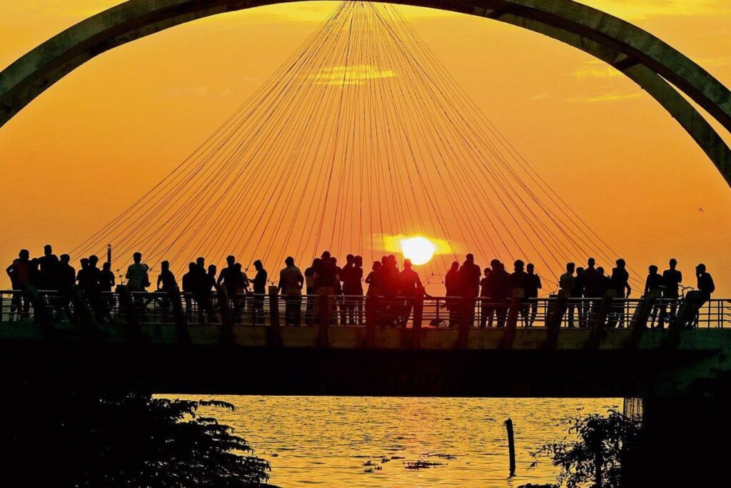 top 10 places to visit in Kochi - marain drive